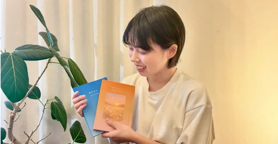 人生の本を手に持つsorano.kagamiの中の人